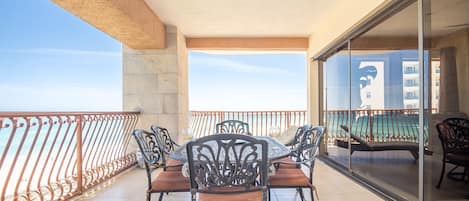Condo, varias camas, balcón, vista al océano (Sonoran Sun SW 301) | Restaurante al aire libre