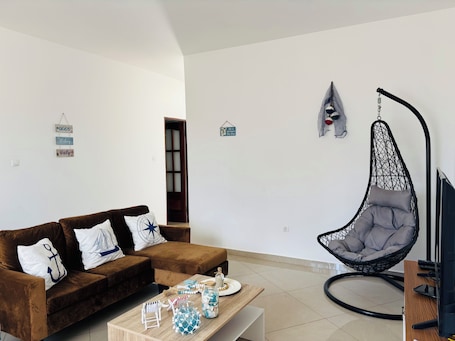 Smart TV. Charming 2-bedroom apartment with WiFi, AC in lovely Tarrafal