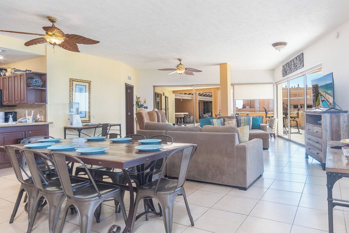 Condo, varias camas, balcón, vista al océano (Sonoran Sun SW 908) | Área de sala de estar
