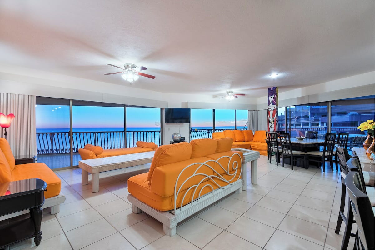 Condo, várias camas, sacada, vista para o oceano (Sonoran Sun SE 908) | Área de estar | Dock para MP3