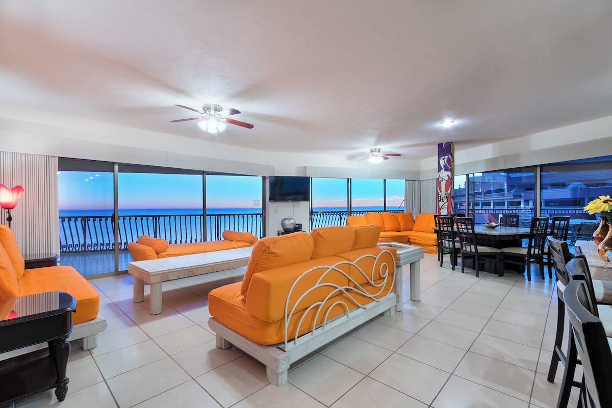 Apartamento, varias camas, balcón, vistas al mar (Sonoran Sun SE 908) | Zona de estar | Una estación de conexión para MP3