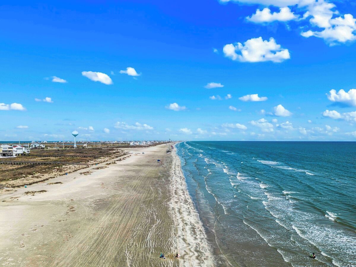 På stranden, solsenger og strandhåndklær