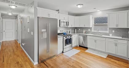 Faith's Charming 3-bedroom 2 Bathroom with WiFi in welcoming Newark