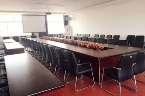 A conference room with a long table, black chairs, a whiteboard, and a projector screen. - Gaocheng Dushi 118 Chain Hotel (Shijiazhuang)
