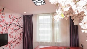 A room with a red bed, a TV on the wall, and a window with curtains. - Gaocheng Dushi 118 Chain Hotel (Shijiazhuang)