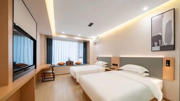 A modern hotel room with two beds, a TV, and a desk. - Gaocheng Dushi 118 Chain Hotel (Shijiazhuang)