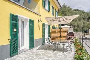 Outdoor dining - VESPA SUPER APARTMENT Amazing Nature 10' to the beach +PVT PARK IN CITY CENTRE (Roverano Basso)