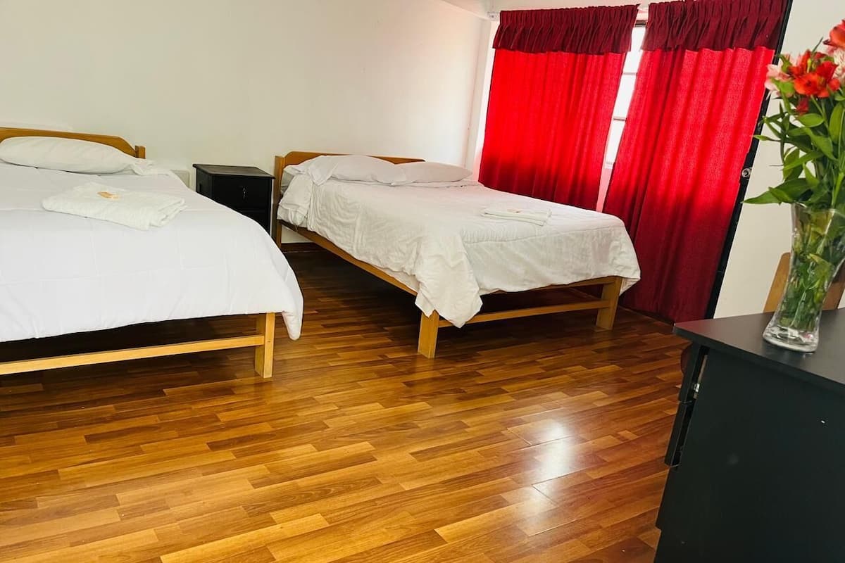 Standard dubbelrum - 1 queensize-säng | Skrivbord och gratis wi-fi