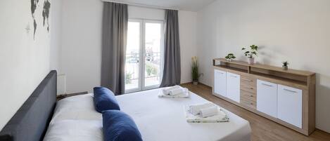 4 slaapkamers, een strijkplank/strijkijzer, wifi