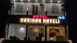 Un hotel llamado "Harirhar Haveli" con un letrero que indica "Habitaciones y Restaurante".