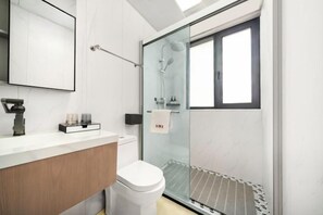A modern bathroom with a glass shower enclosure, a white toilet, and a wooden vanity. - Shanghai Red Carp Business Hotel (Zhujiajiao Scenic Area Ancient Town) (Shanghai)