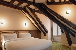 Premium-Dreibettzimmer, Stadtblick, Eckzimmer | 1 Schlafzimmer, Zimmersafe, Schreibtisch, Verdunkelungsvorhänge
