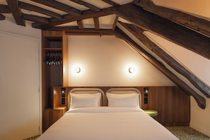 Premium Triple Room, City View, Corner