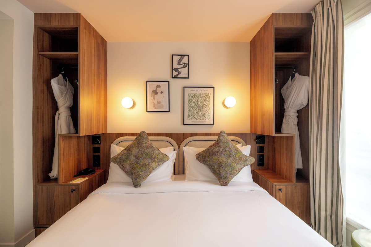 Odada kasa, masa, güneşlik/perde, ses yalıtımı