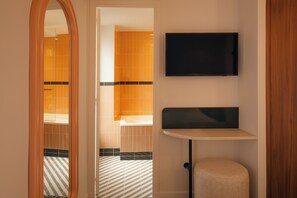 Toalettartikler (inkludert), hårføner, tøfler og håndklær