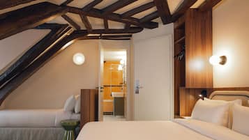 Premium driepersoonskamer, uitzicht op de stad, hoek | Een kluis op de kamer, een bureau, verduisterende gordijnen