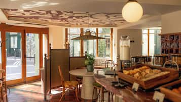 Tägliches Frühstücksbuffet (20 EUR pro Person)