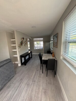 Interior - Charming 2-bedroom house in lovely Fort Myers with WiFi, AC. (Fort Myers)