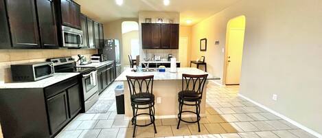 Een koelkast, een microgolfoven, een oven, een kookplaat