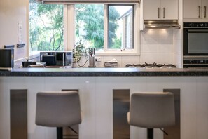 Fridge, microwave, oven, stovetop - StayAU Gorgeous 5BR Pet Friendly Home near Geelong (Leopold)