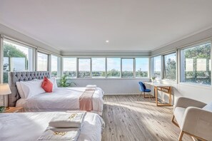 5 bedrooms, desk, iron/ironing board, travel cot - StayAU Gorgeous 5BR Pet Friendly Home near Geelong (Leopold)