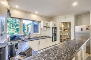 Fridge, microwave, oven, stovetop - StayAU Gorgeous 5BR Pet Friendly Home near Geelong (Leopold)