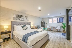 1 habitación, tabla de planchar con plancha, cuna de viaje y wifi 