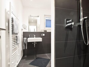 Shower, hair dryer - Vacation apartment Gartenpalais 4 (Norderney)