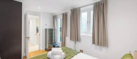 1 habitación, tabla de planchar con plancha, wifi y ropa de cama