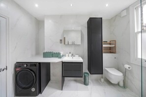 Douche, séchoir à cheveux, serviettes fournies