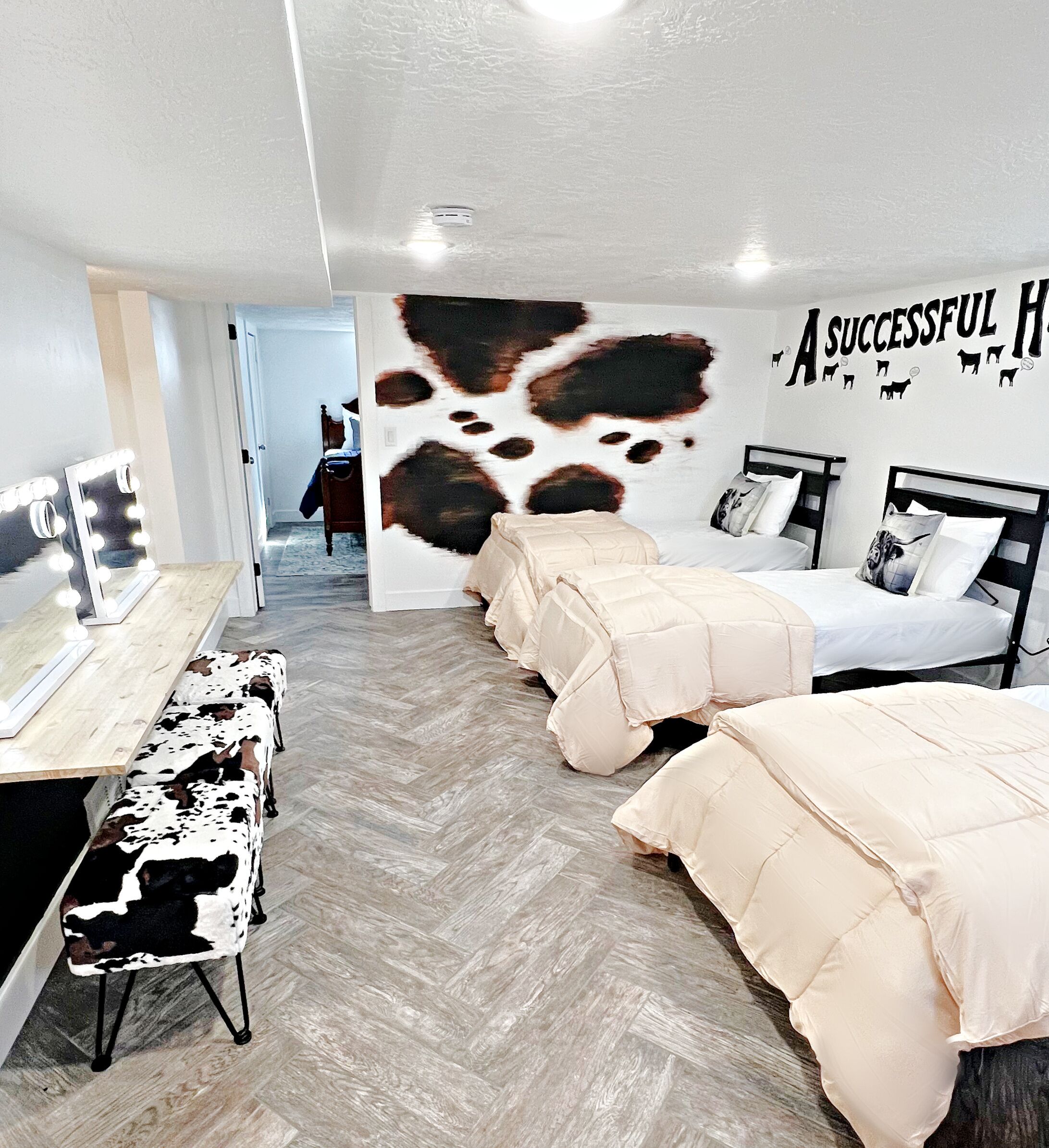 5 habitaciones, tabla de planchar con plancha, wifi y ropa de cama 