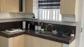 Fridge, cookware/dishes/utensils