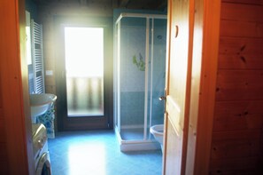 Een douche, een haardroger, een bidet, handdoeken