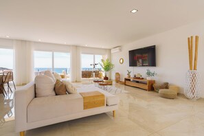 Smart TV, futbolito y tenis de mesa 