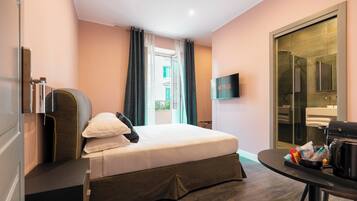 Kamar Double Standar, pemandangan kota | Seprai premium, selimut bulu angsa, busa memori, dan minibar