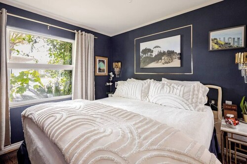 The Vine Studio City ☆ Cal King Bed ☆ Private Entrance ☆ Easy Street Parking