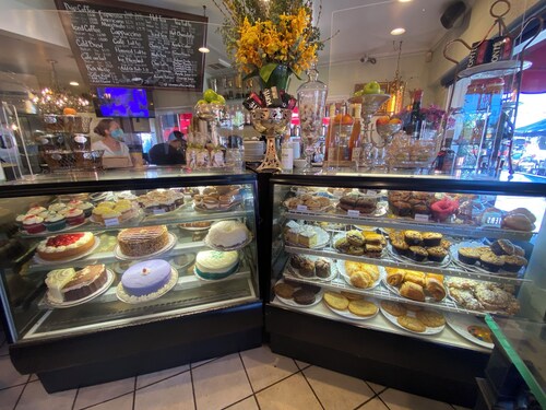 The Vine Studio City ☆ Cal King Bed ☆ Private Entrance ☆ Easy Street Parking