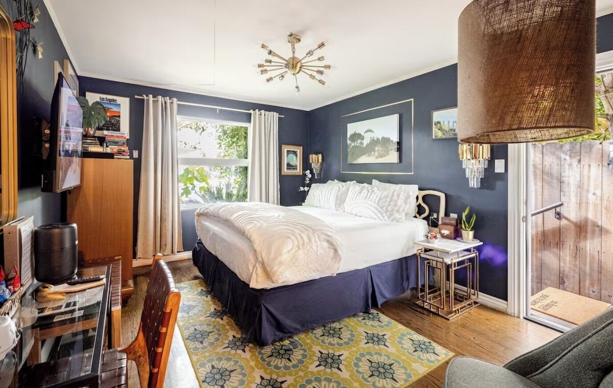 The Vine Studio City ☆ Cal King Bed ☆ Private Entrance ☆ Easy Street Parking