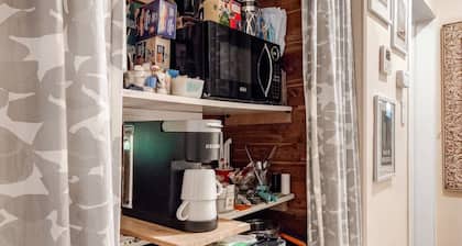 The Vine Studio City ☆ Cal King Bed ☆ Private Entrance ☆ Easy Street Parking