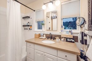 Secadora de cabello, bidet, toallas, jabón 