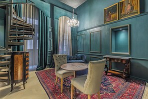 Luksus-dobbeltrom, ikke-røyk, byutsikt | Oppholdsområde | En 36-tommers smart-TV med førsteklasses TV-kanaler samt Netflix