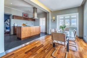 Luxe penthouse, uitzicht op haven | Privékeuken | Een minikoelkast, een oven, een kookplaat, een espressoapparaat