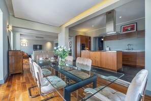 Luxury-Penthouse, Hafenblick | Essbereich im Zimmer