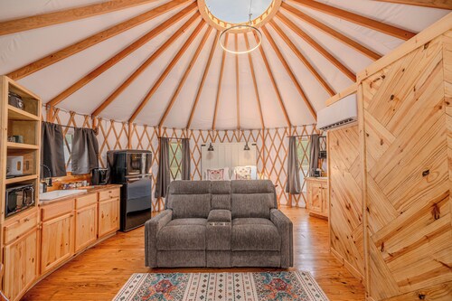 Cockatoo Yurt/Cold A/C! Hot Tub/Grill/Close to Town/River Yurt Village