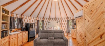 Cockatoo Yurt/Cold A/C! Hot Tub/Grill/Close to Town/River Yurt Village