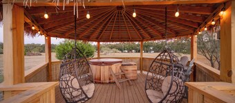 Cockatoo Yurt/Cold A/C! Hot Tub/Grill/Close to Town/River Yurt Village