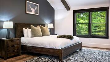 4 bedrooms, desk, iron/ironing board, travel crib