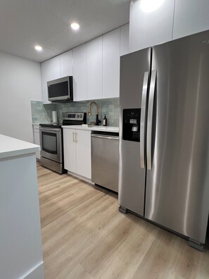 Een koelkast, een magnetron, een oven, een kookplaat