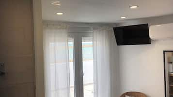 Estudio superior, balcón, vista a la playa | Baño | Regadera, secadora de cabello, toallas, jabón