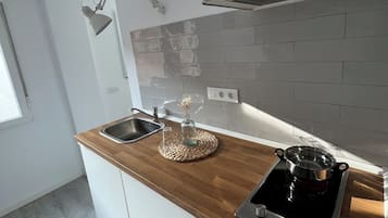 Studio Deluxe, balcon, vue plage | Cuisine privée | Réfrigérateur, micro-ondes, grille-pain